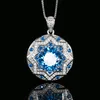 Colgante de cristal azul puntiagudo con cadena de eslabones.