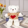 Maglione marrone a forma di cuore con orso bianco