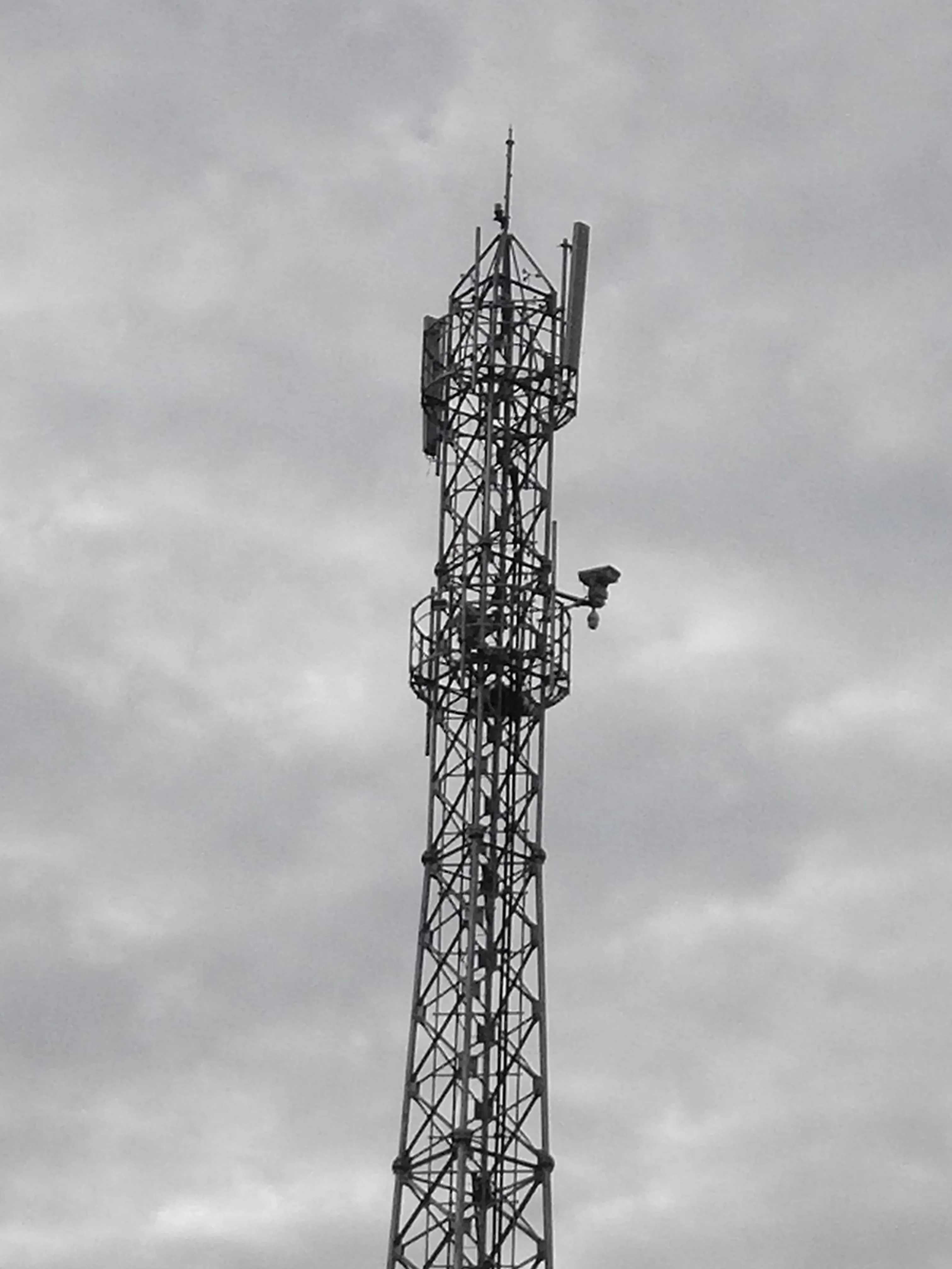 Torre d'acciaio delle telecomunicazioni