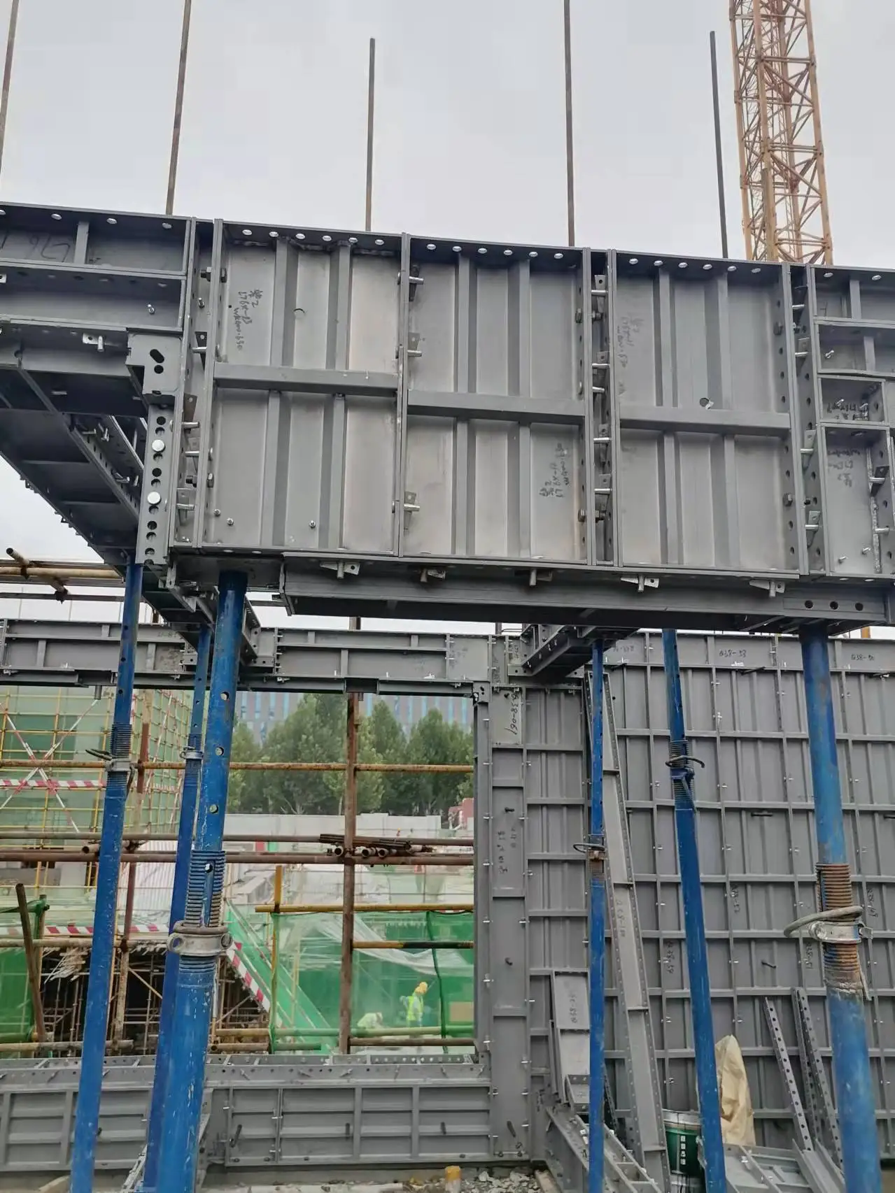Custom Road Construction with Bracket Hitting Pavement Road Formwork ...