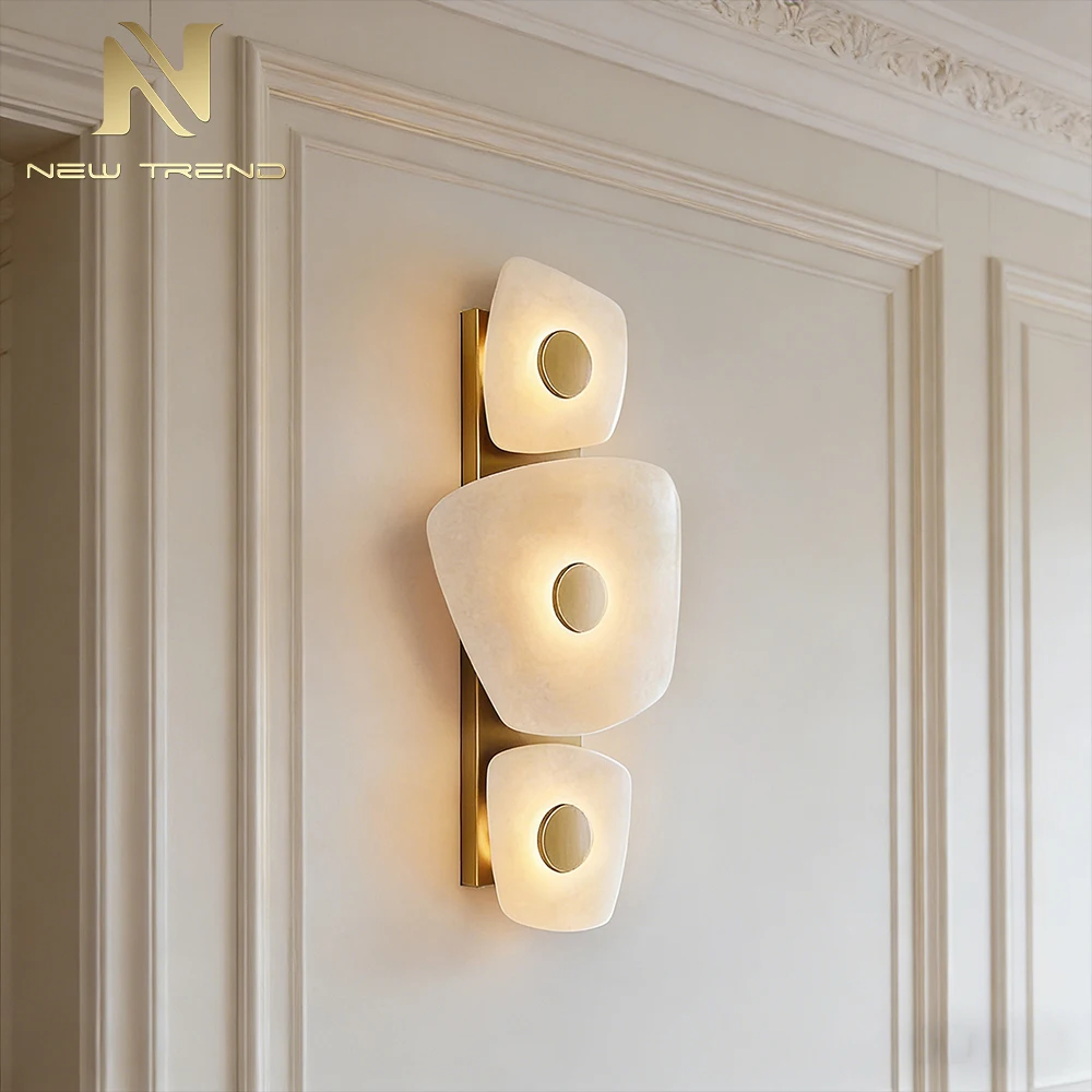 Applique murale organique moderne CPL-479 en albâtre – Lampe de luxe en laiton brossé avec pierre naturelle pour chambre de villa