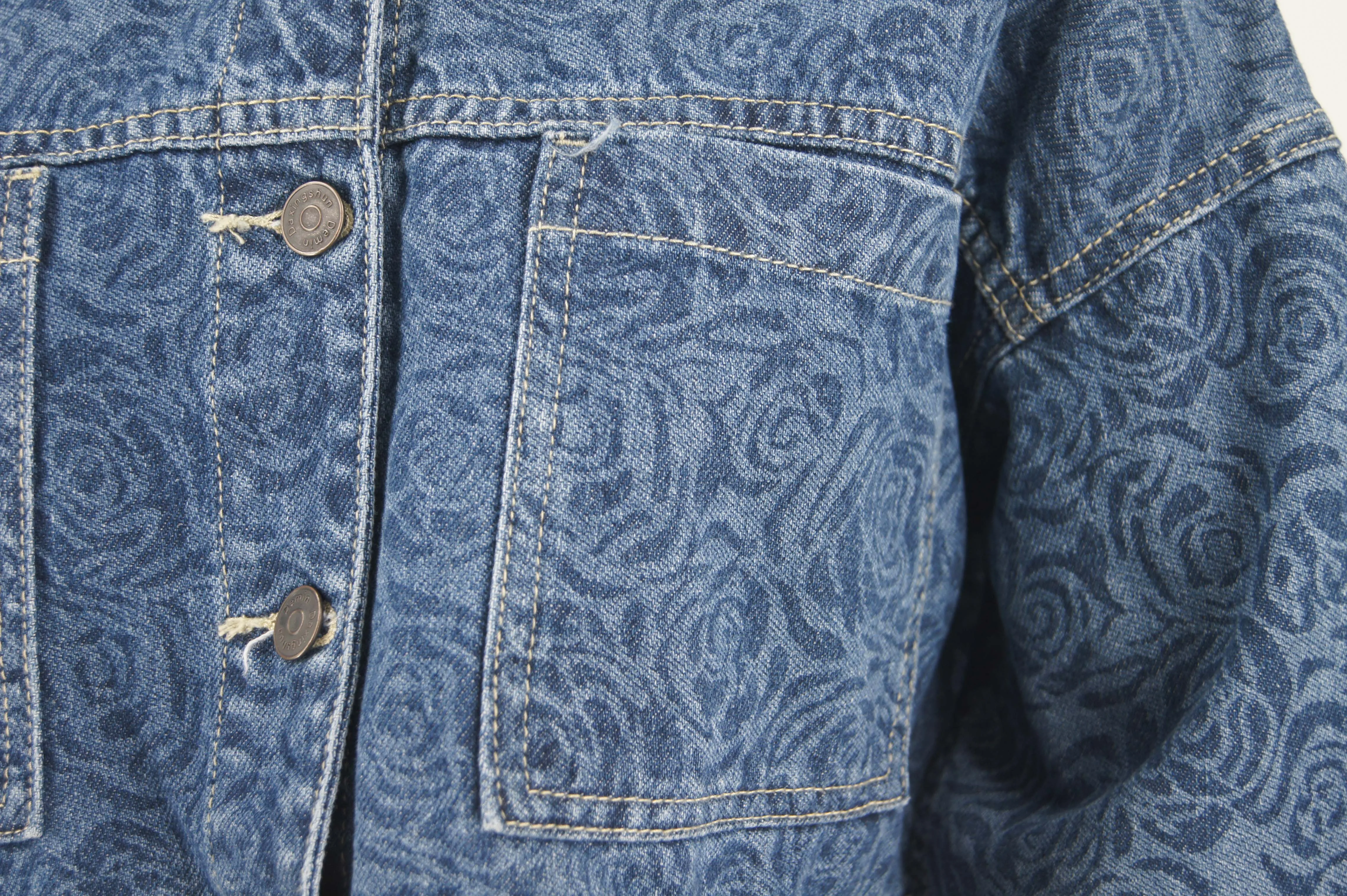 A Fashionable Short Top with a High-end and Elegant Denim Style