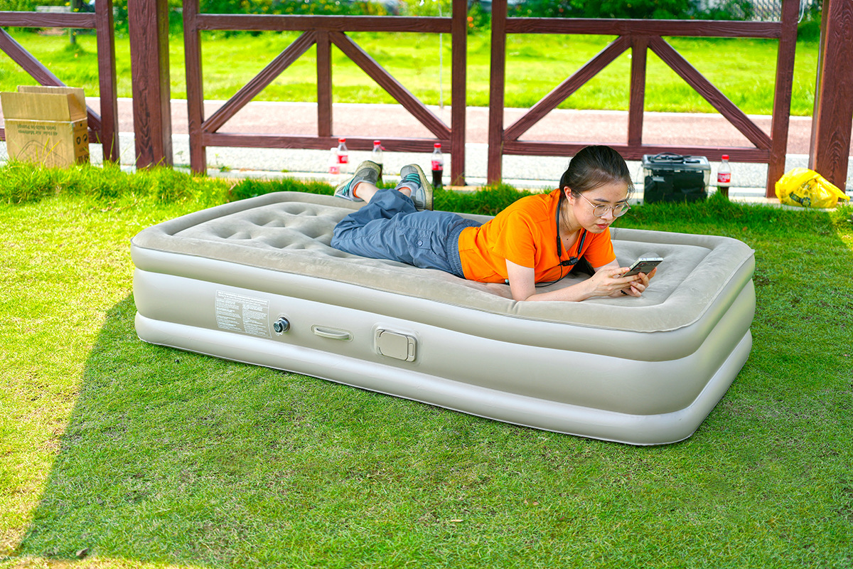 Matelas pneumatique pliable Sleeping Queen pour les voyages en voiture, le camping, portable, auto-gonflant avec un design victorien