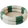 Piscina retro con rayas verdes.