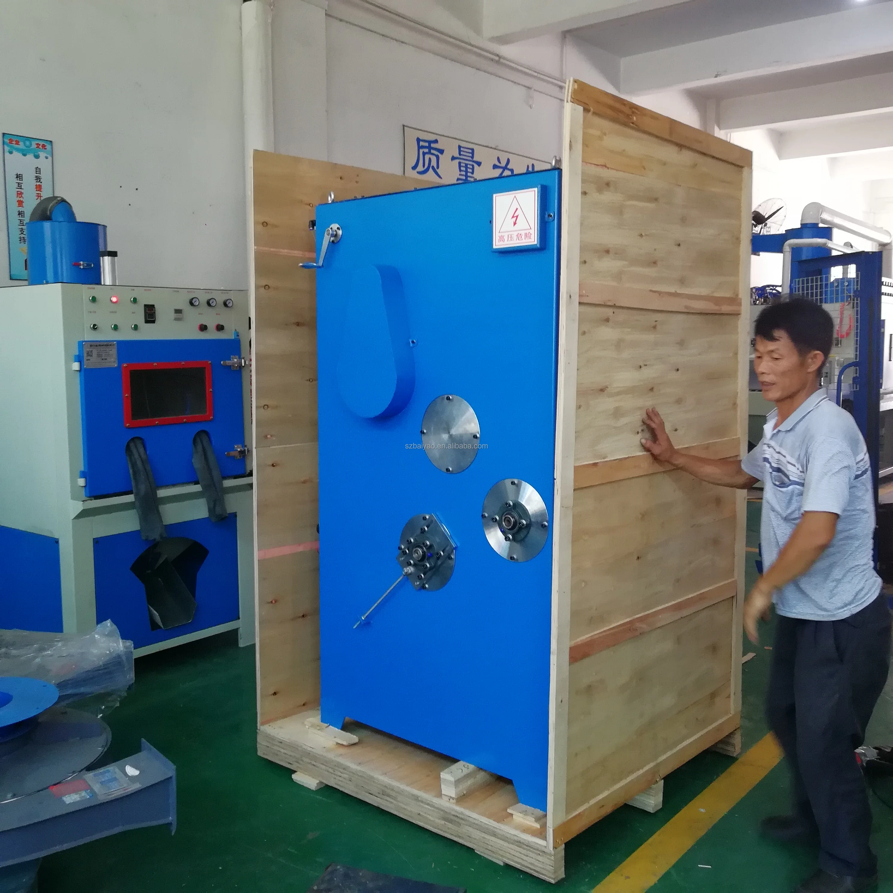 Crawler Burr Deflashing Sand Blasting Machine Automatic Tumble Belt Small Deburring Sand Blasting Machine