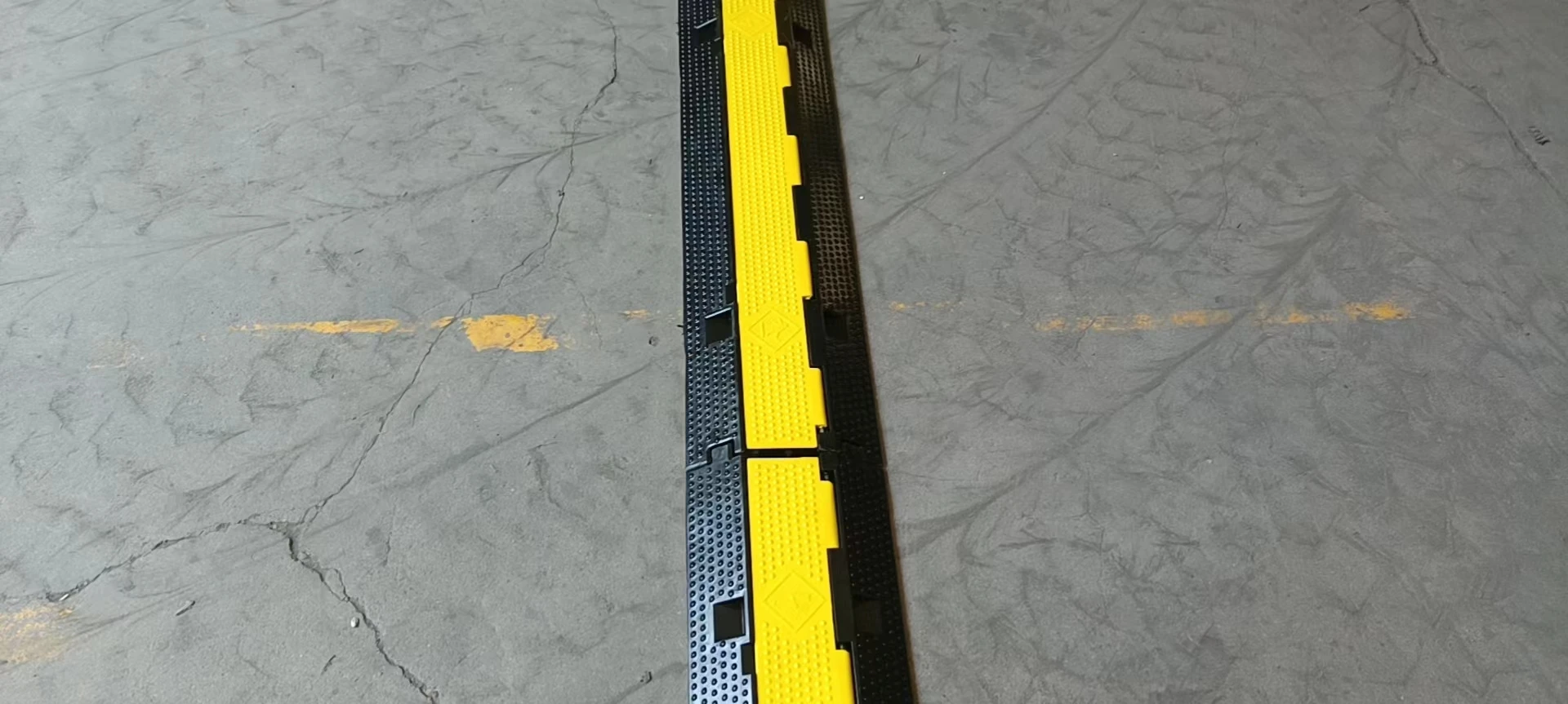 Rubber Cable Protector Ramp 2 Channel Traffic Speed Bump details
