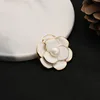 GO0412-7 Spilla Camelia Bianca