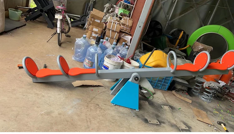 High Quality Classic 4 Seater Kids Metal Seesaw Customized Outdoor Playground Equipment Plastic Seesaw
