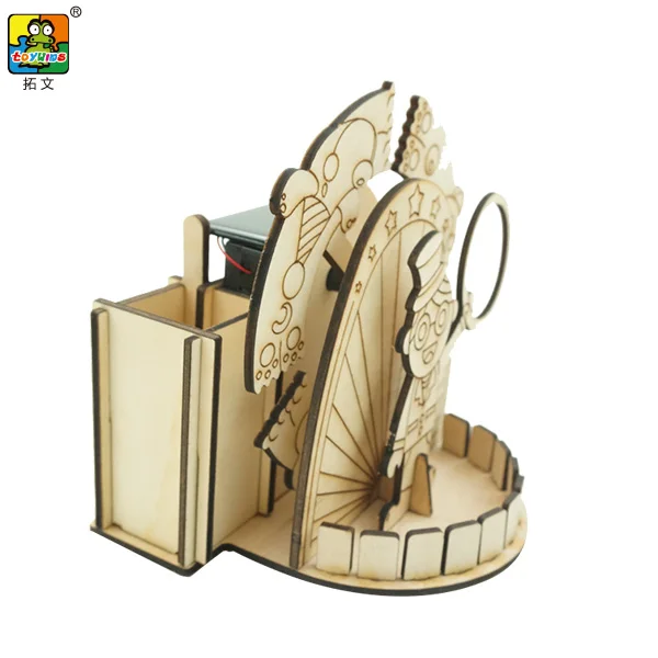 Деревянная игрушка на солнечных батареях ручной работы