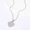 Cadena plateada con dije de corazón y cruz plana, con orificio en forma de abanico de 20 mm.