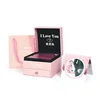 Boîte cadeau rose avec sac à main et carte de vœux