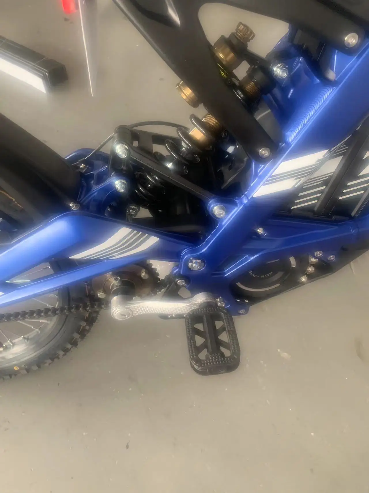 2025 Surron Hyper Bee Newest Cheap Electric Dirt Bike Powerful Mid Motor Suron Ultra Bee 2 Surround Light BX for Teenagers