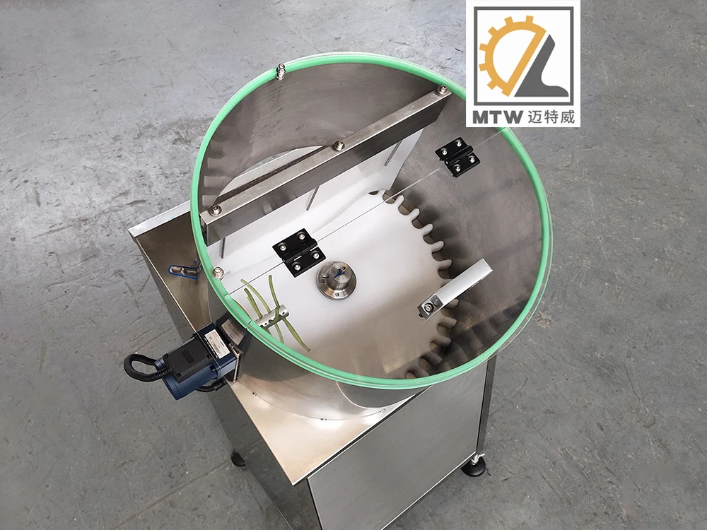 Automatic bottle feeding machine