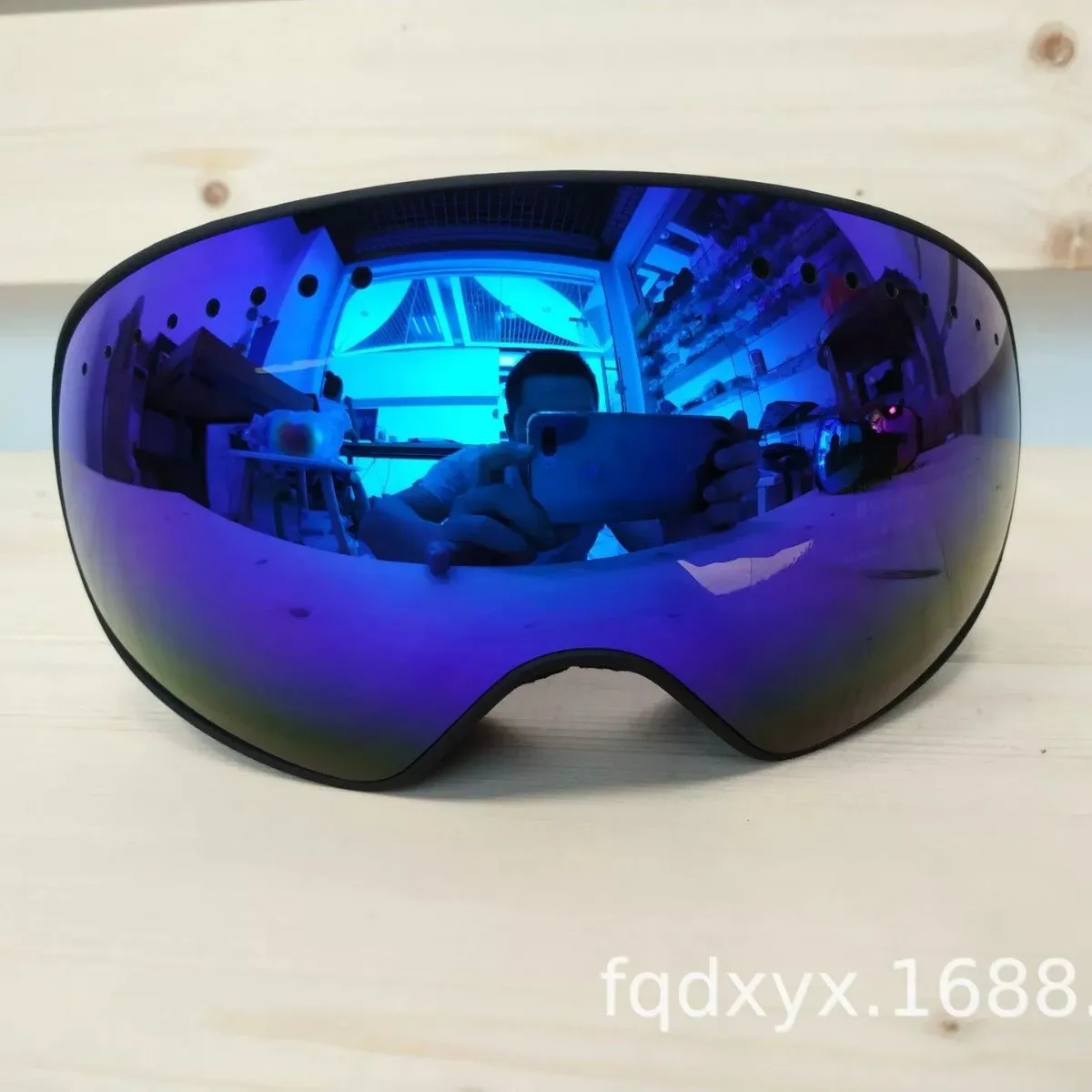 Spherical Lens Ski Goggles with Double Anti-Fog and Wide Field of View for Outdoor Skiing