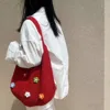 Borsa con fiori rossi sparsi