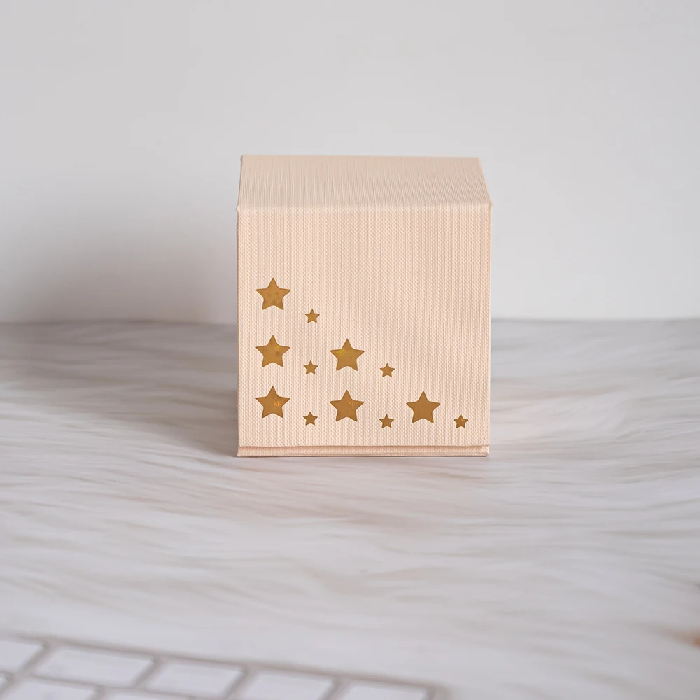 Premium Na-customize na Logo na Star-Shaped na Gintong Stamping Lining na Cardboard na Walang Laman na Plegableng Magnetic na Kahon para sa Regalo ng Kandila