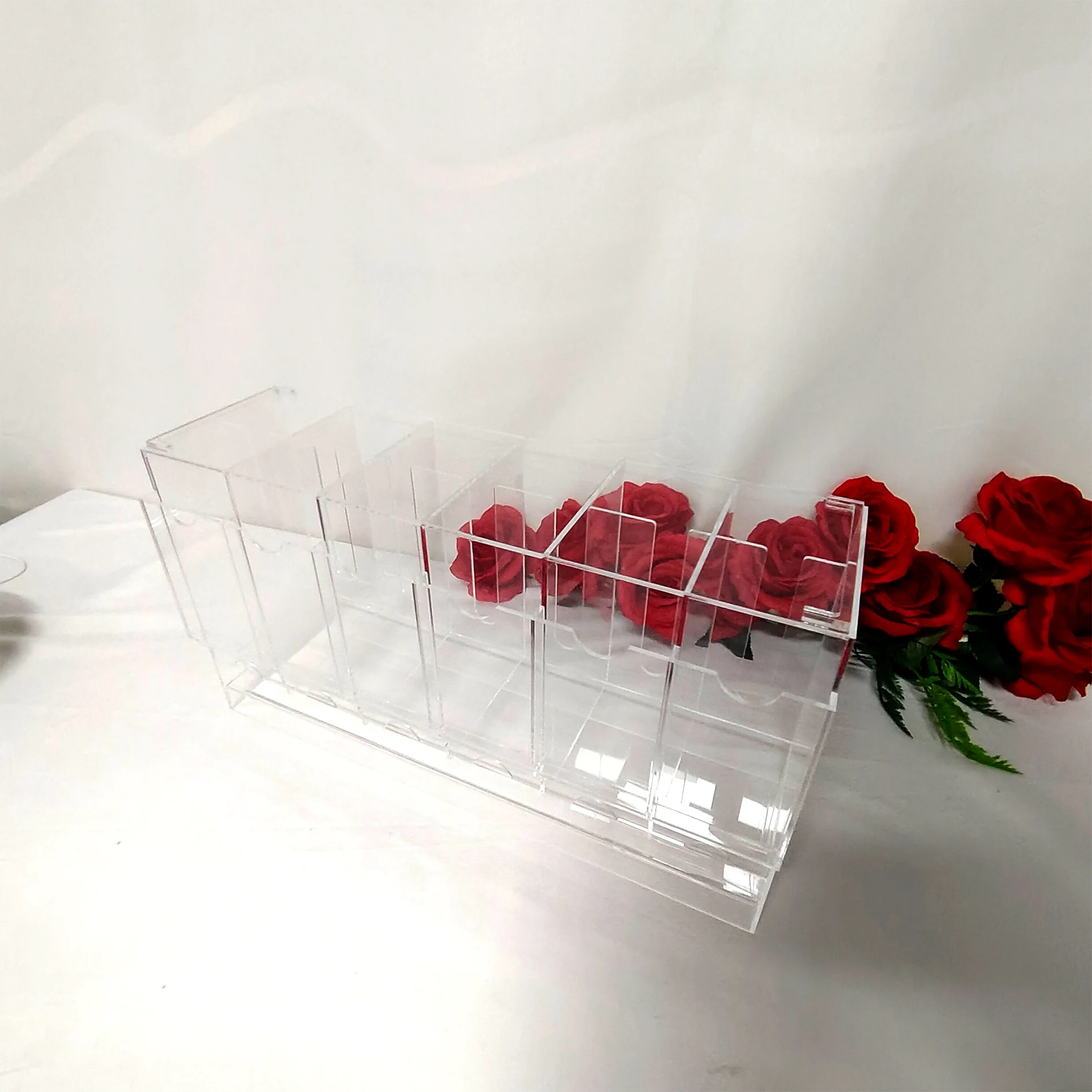 ที่จัดเรียงการ์ดบูสเตอร์สำหรับการ์ดกีฬาแบบอะคริลิก 6 ช่อง ดีไซน์คลาสสิกทรงสี่เหลี่ยมผืนผ้า พร้อมลวดลายสลัก สามารถซ้อนทับกันได้ และมีฝาปิดสำหรับจัดระเบียบการ์ดสะสม TCG