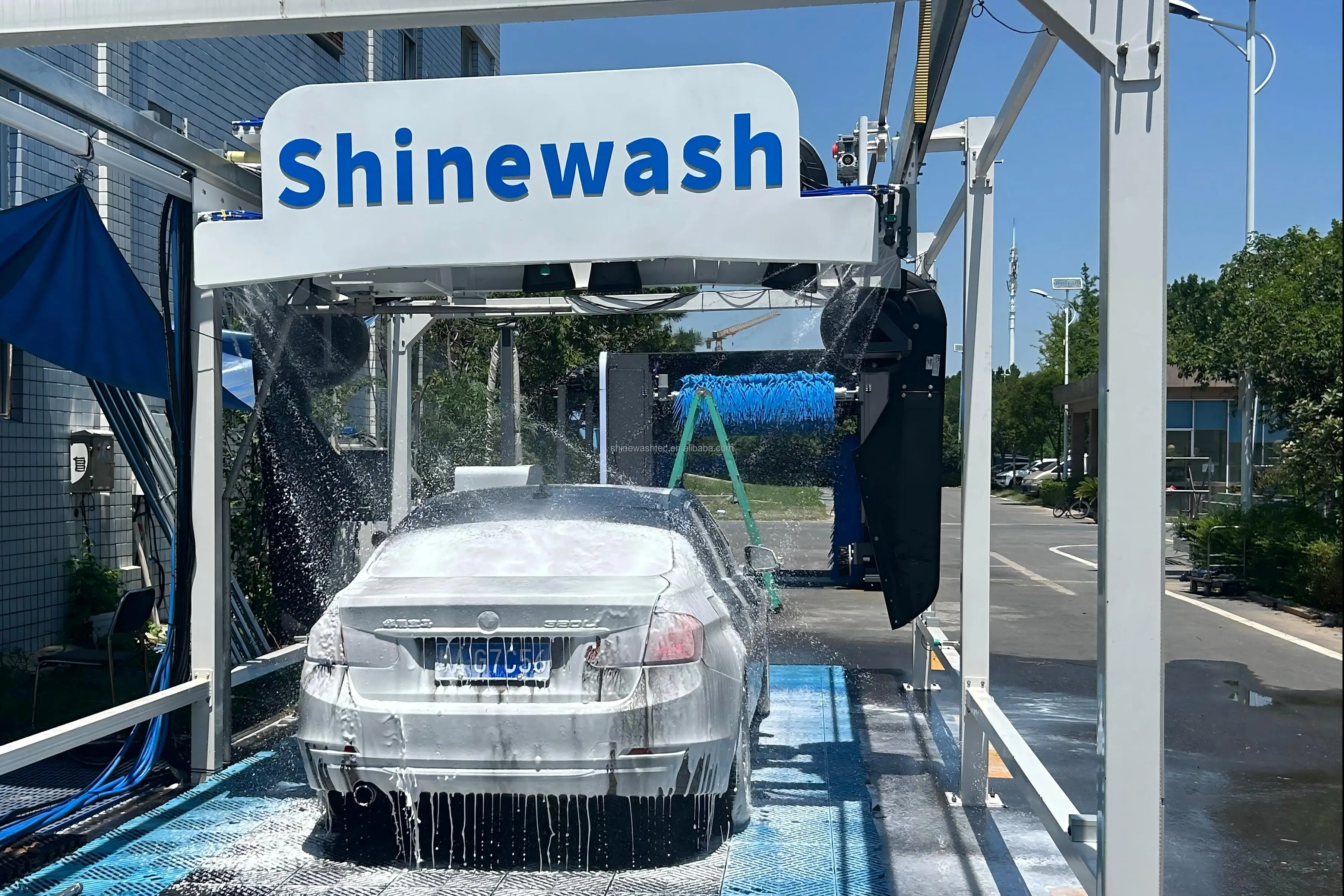 With hub cleaning, high pressure flushing, spray three kinds of car washing foam.This tou