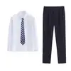 Ensemble tailleur pantalon bleu marine à manches longues pour homme.