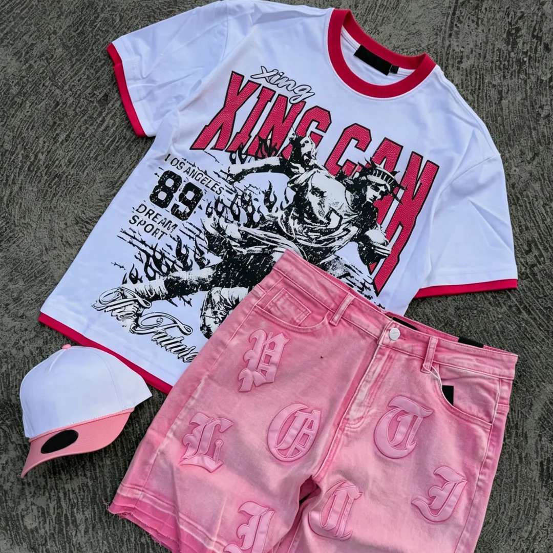 Zestaw męskich streetwearowych koszulek i spodenek w stylu anime – wysokiej jakości koszulki z czystej bawełny oraz spodenki z denimu z efektem starzenia i haftem.