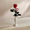2pcs rose dans un vase