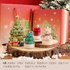 Una bolsa de regalo con caja de regalo de Navidad con tarro de oso