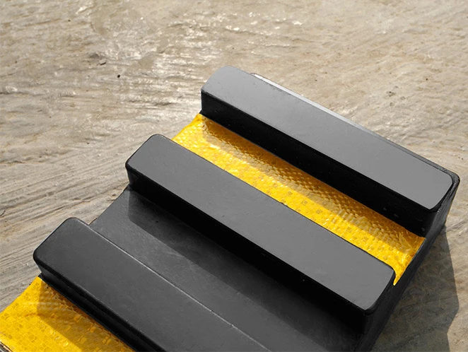 100% Recycled Solid Rubber Black Reflective Dock Bumper Wall Bumper Guard Protector for Parking Garage Safety Roadway Product manufacture