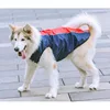 Abrigo impermeable de algodón con rayas rojas y azul marino.