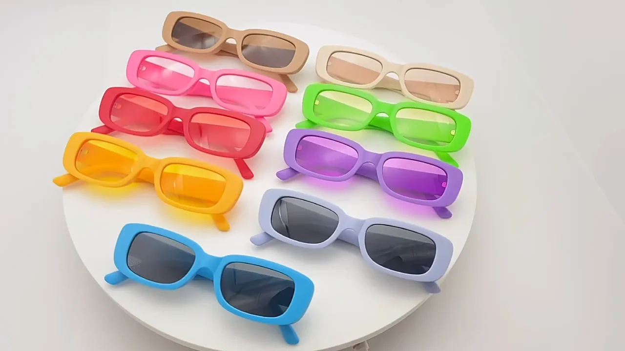 印刷口号与女人脸上的太阳镜插图库存矢量图（免版税）1262261185 | Shutterstock, image size:1280x720