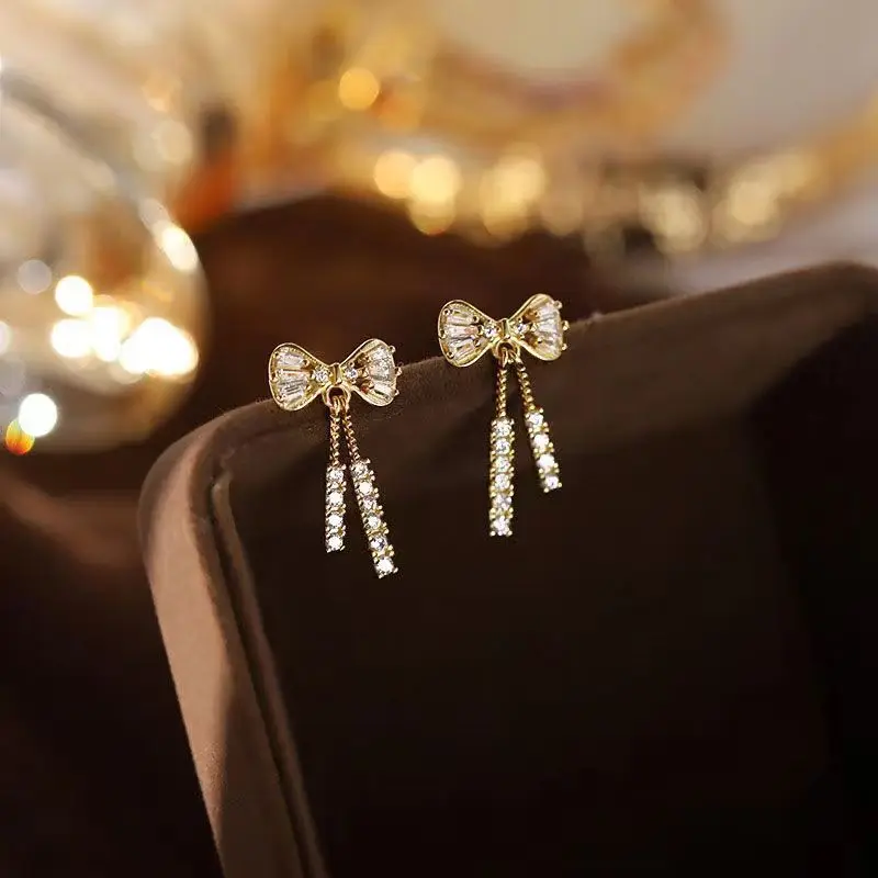 Orecchini A Cerchio Con Fiocco E Cristalli Zirconia Cubica – Placcati Oro – Donna