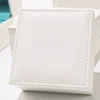 Caja de anillo blanco