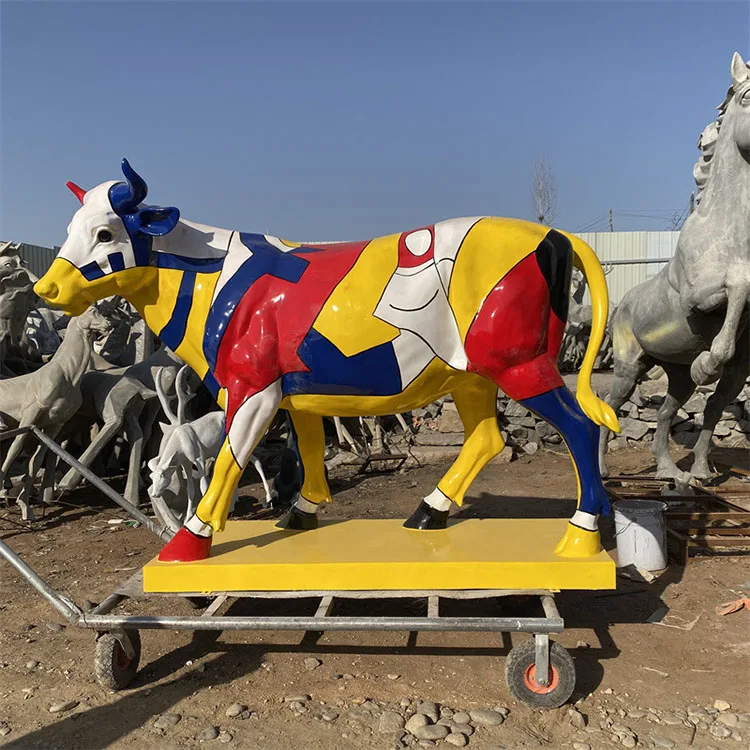 Custom Life Size Fiberglass Cow Statue Park Decorative Cow Statue