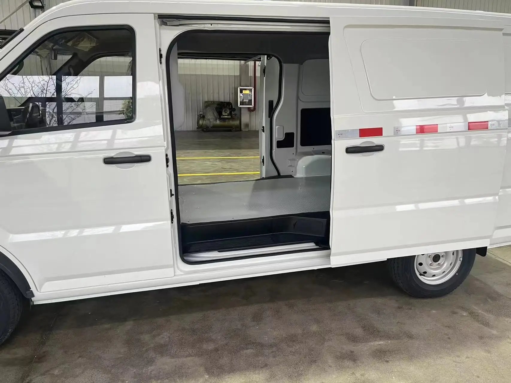 KAMA LHD Electric Mini Bus 11–14 Seats | 300km Range EV Passenger Van for Shuttle & Fleet Use