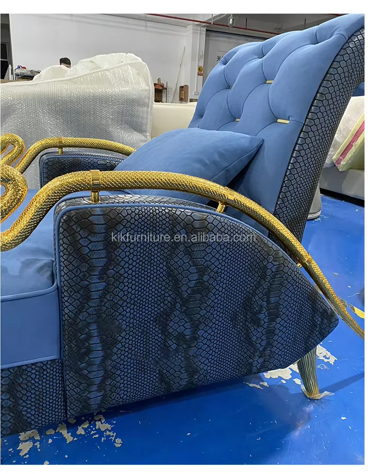 金の糸の刺繍が素敵なイタリア製らしきチェア 金の糸の刺繍が素敵な