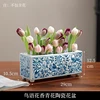 Maceta de cerámica azul con diseño de flores y fragancia de pájaros y flores.