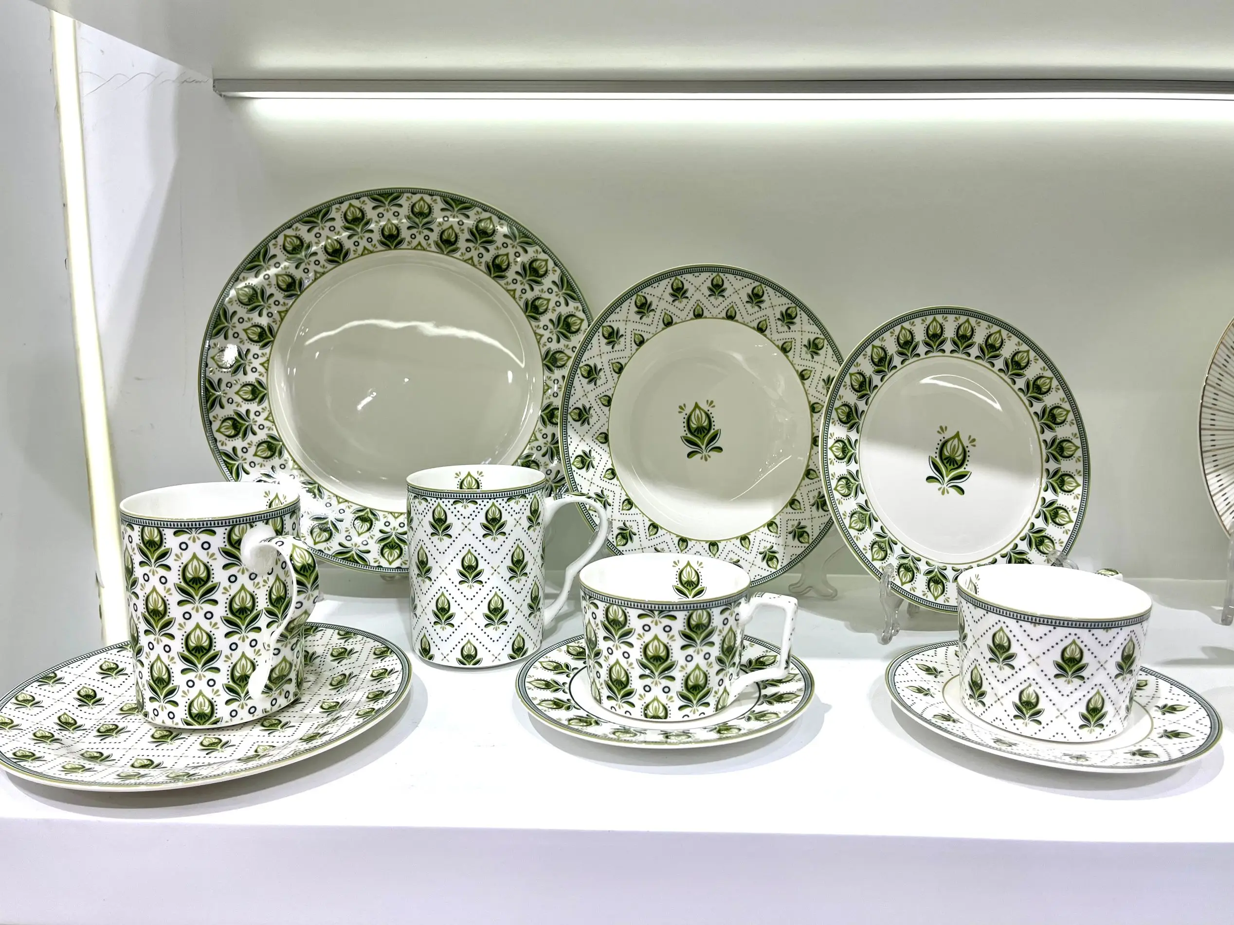 Green Pattern Series Ceramic Bone China Chip Resistant Dinnerware Set manufacture