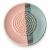Separación de colores rosa y gris.