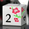 Bianco con fiore verde e rosso