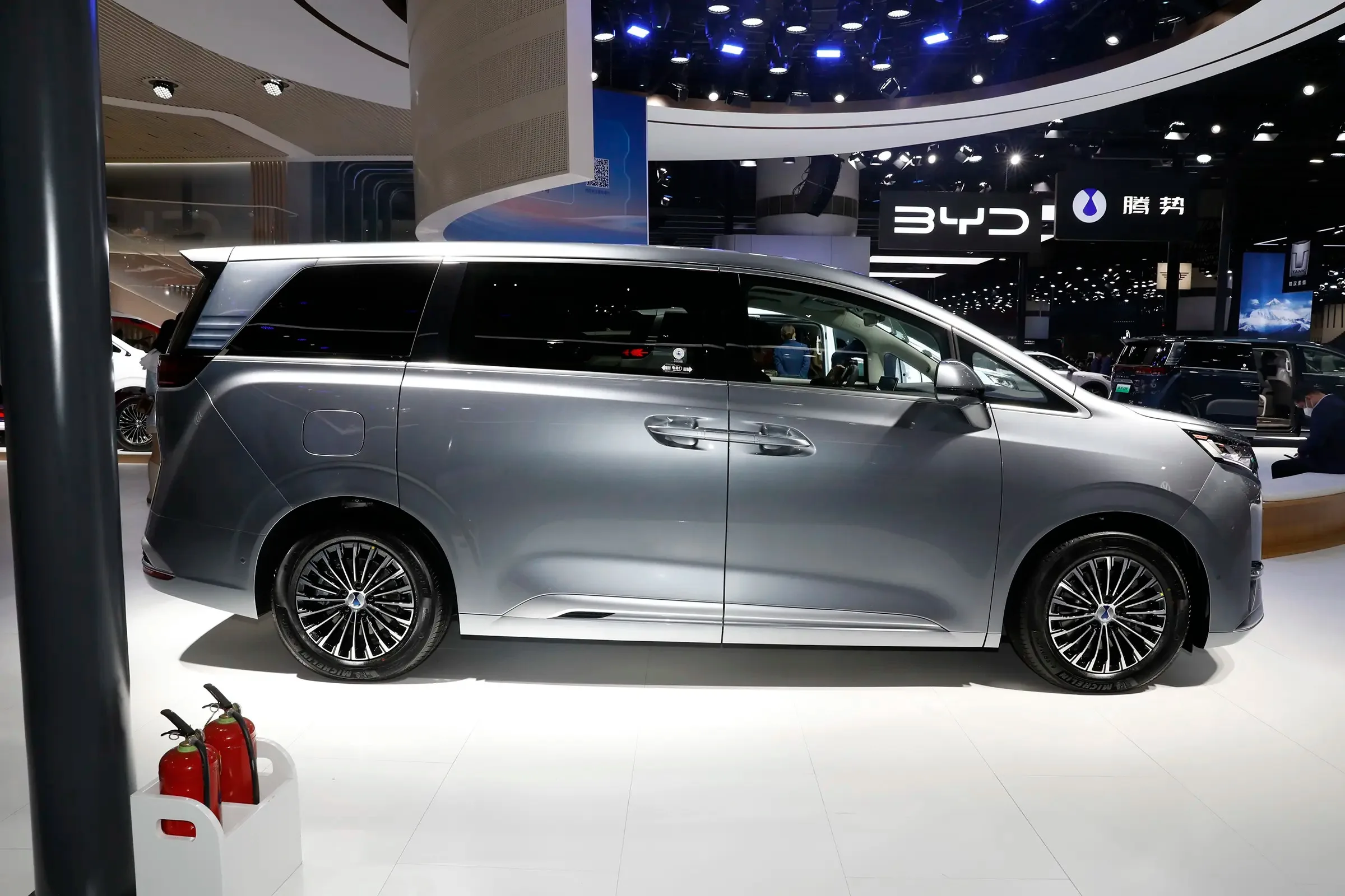 Best Price 2024 Denza D9 Ev Plug-in Hybrid 1.5 Turbo 7 Seater Mpv Luxury Petrol New Energy Vehicles Byd 2023 Denza D9 Cheap Car factory