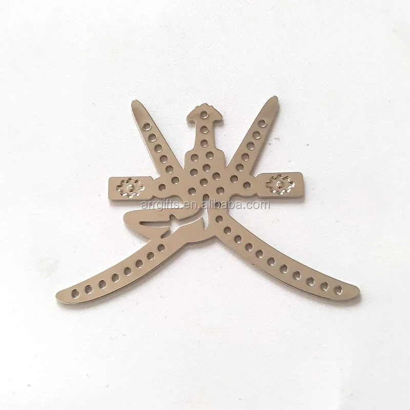 金属製オマーン・カーンジャール型中空メタルバッジ オマーン建国50