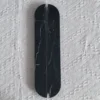 Striscia bianca in nero