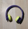 Casque audio violet et jaune