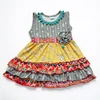 Vestido de volantes escalonados con estampado floral étnico y flecha gris