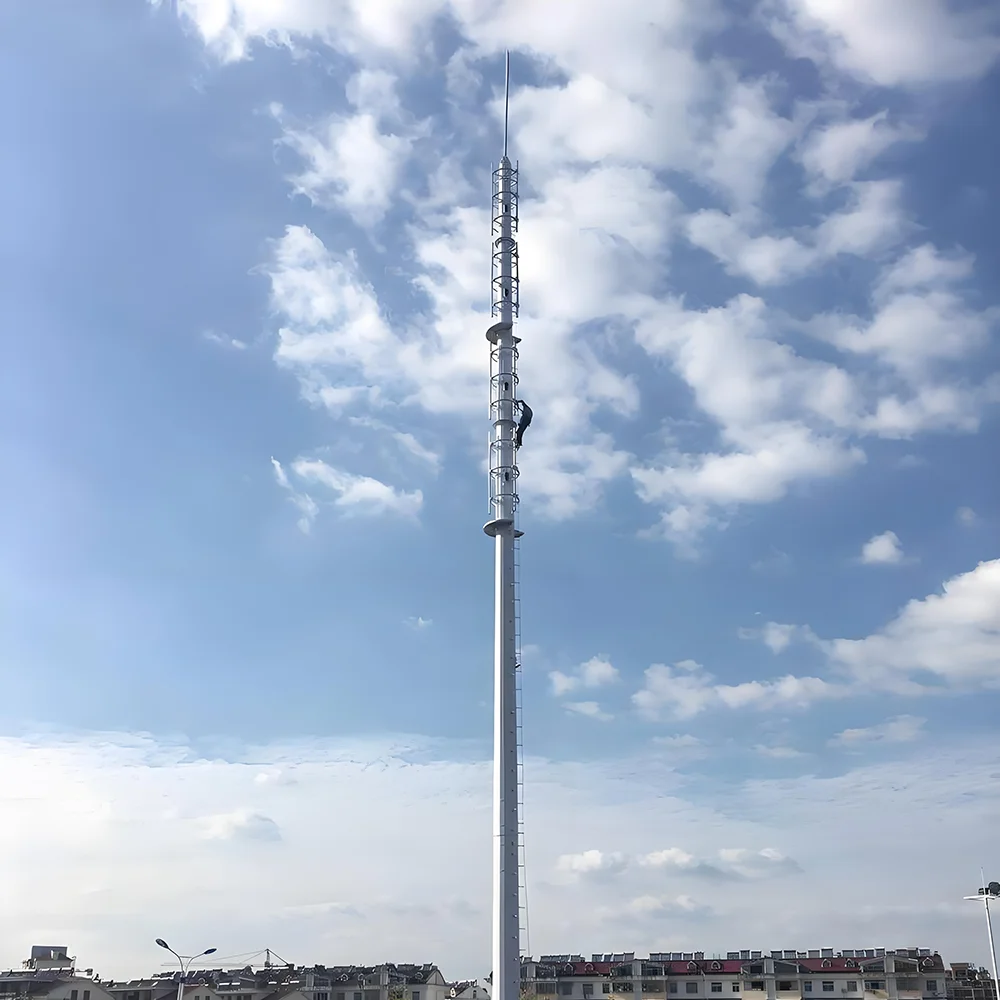 هوائي 3G و4G و5G، وجهاز استقبال إشارات، ومرسل واي فاي. برج اتصالات فولاذي أحادي القطب مخصص
