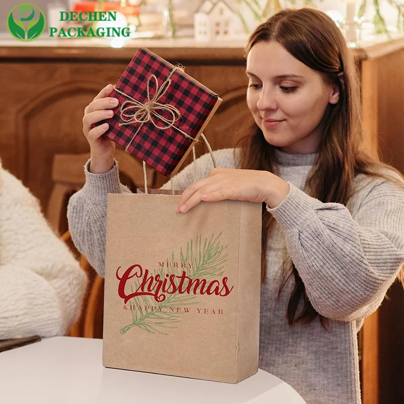 Sacs en papier kraft avec logo de marque avec poignées sur mesure