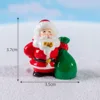 Papá Noel colorido No.1 está llevando un paquete