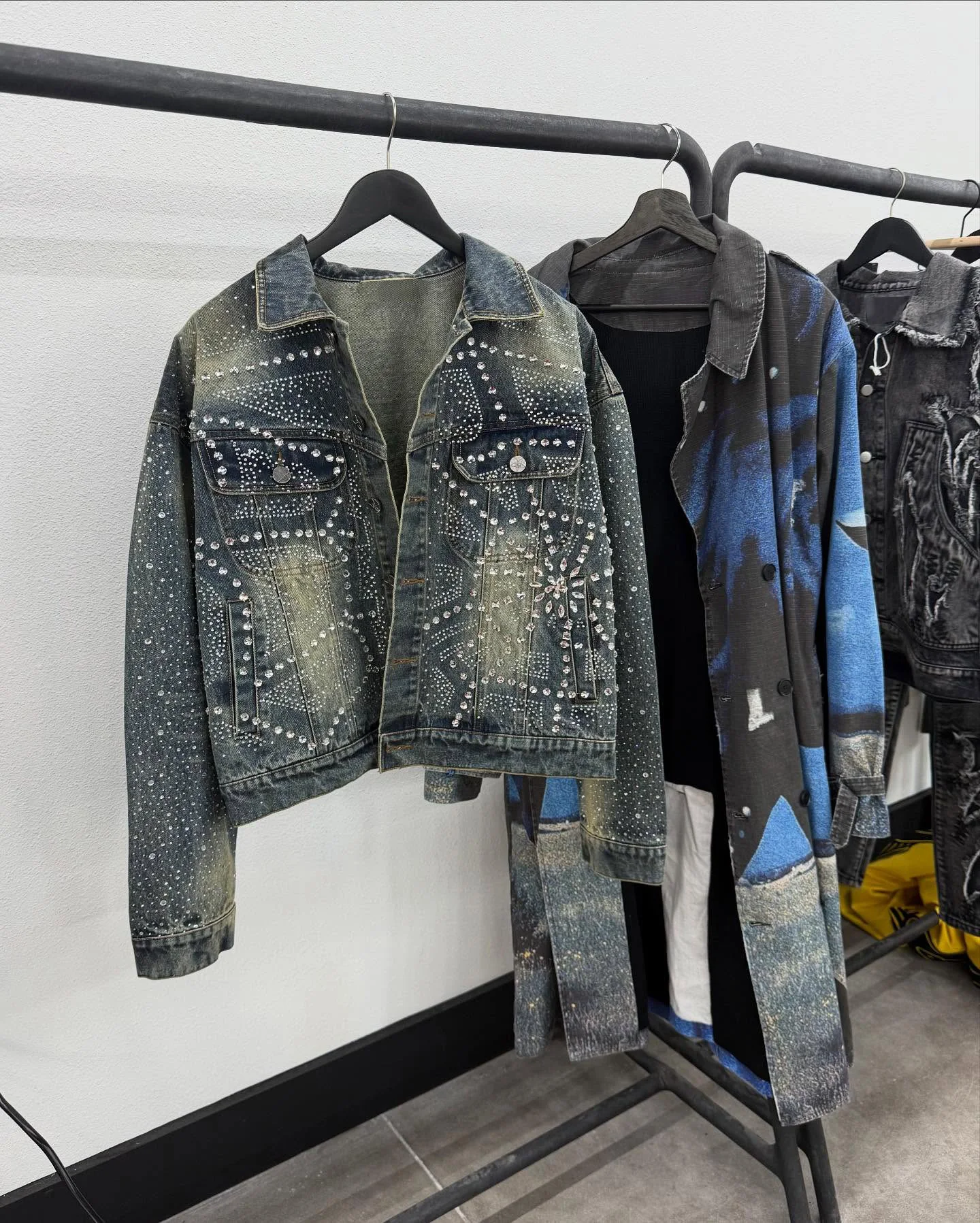 Manufacturer Custom Crystal Heavyweight Vintage Jeans Jackets Sun Faded Cotton Long Sleeve Rhinestone Denim Jacket for Men gallery 8