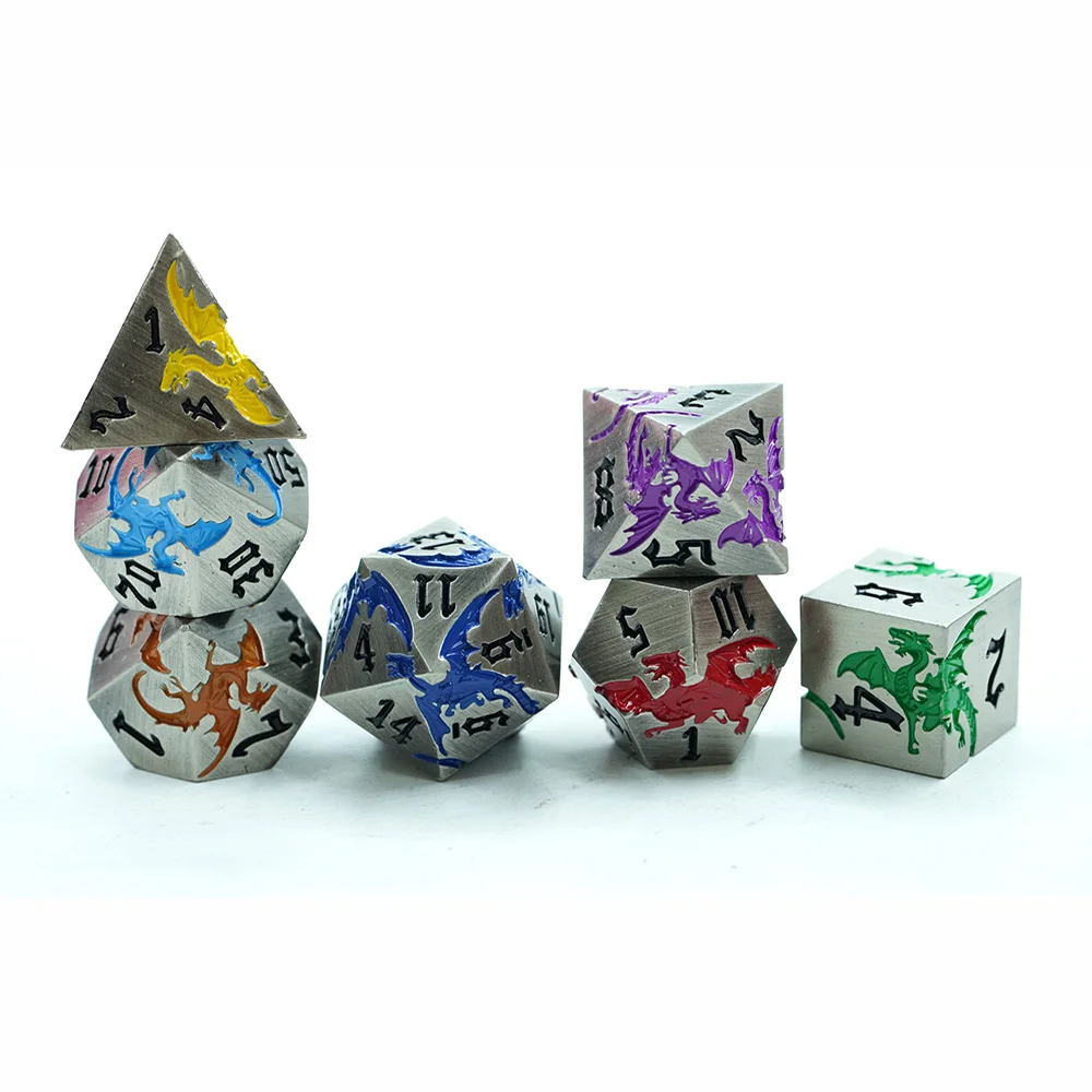 Fargesterk regnbue-dragon 7-deler sinkilegeringspolyeder metallterningsett 16 mm kvadratisk form med egendesignet logo til DND-brætspil