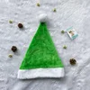 Cappello in peluche con pallina verde