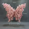 Arreglo floral de gardenias rosadas y rosas con mariposas - Soporte con ruedas